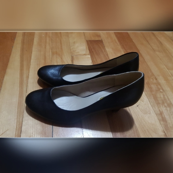 Black high heel shoes - Picture 2 of 3